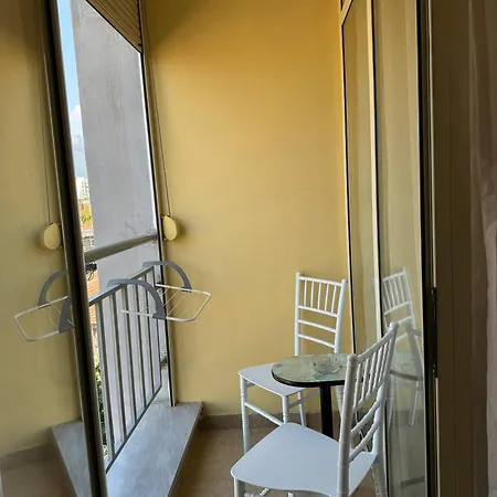 Sunlight At Pazari I Ri ティラナ